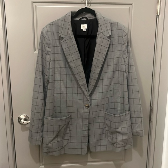 a New Day Grey and Black Plaid Blazer with Tortoise Button and Pockets - Picture 2 of 7